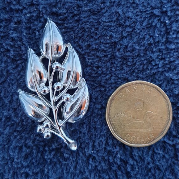 Vintage Sarah Coventry Silver-Tone Leaf Brooch – Like New! - Picture 4 of 10